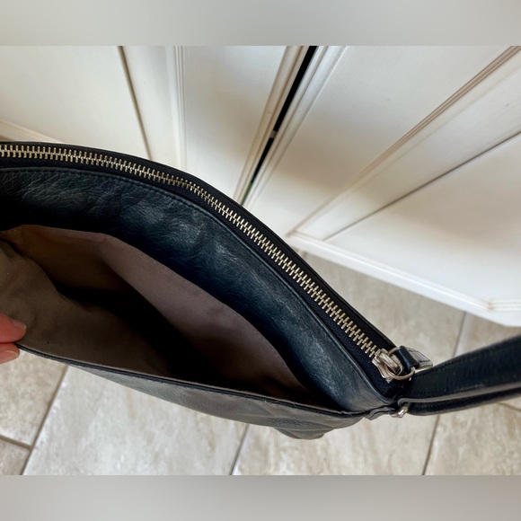 Margot New York distressed leather crossbody in grey. Quality leather bag! - Picture 5 of 8